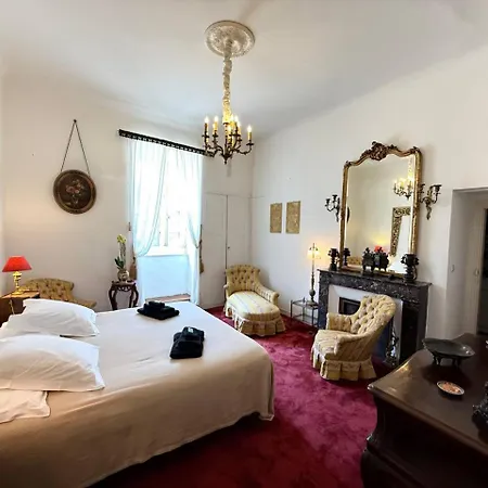 Chateau D'estrac 게스트하우스